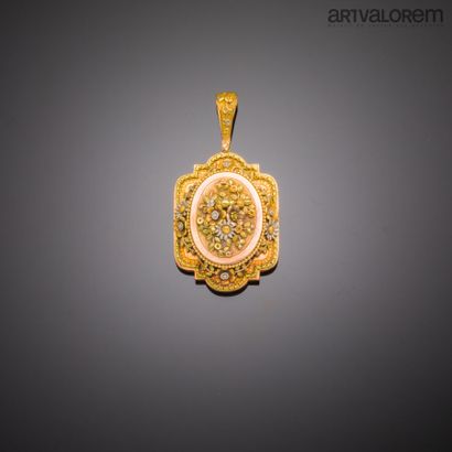 null Three gold pendant 750°/°° forming a medallion souvenir with polylobed edge...