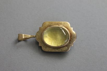 null Three gold pendant 750°/°° forming a medallion souvenir with polylobed edge...