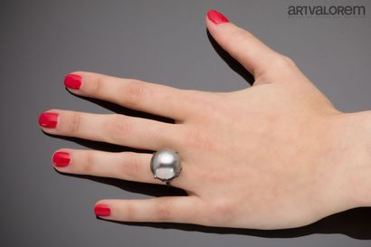 null Ring in white gold 750°/°° decorated with a gray mabe pearl from the South Seas....