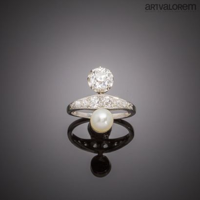 null Platinum ring Toi et Moi set with a claw-set old-cut diamond and a button pearl,...