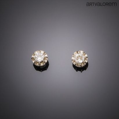 null Paire de clous d'oreilles en or gris 750°/°° et diamants taille ancienne en...