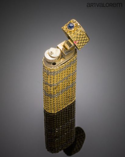 null CARTIER Paris

Lighter in white and yellow gold 750°/°° and metal with wickerwork...