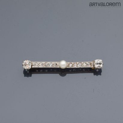 null Barrette brooch in yellow and white gold 750°/°°° centered with a button pearl...