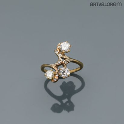 null Ring in yellow gold 750°/°° with three brilliant-cut diamonds and 8/8-cut diamonds.

Weight...
