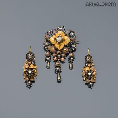 null Half set of yellow gold, silver and rose-cut diamonds with chiseled decoration...