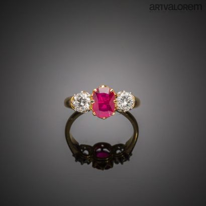 null Yellow gold garter ring centered on a faceted oval ruby with two brilliant-cut...