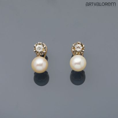 null Pair of earrings in yellow gold 750°/°° and platinum 850°/°° set with an old...