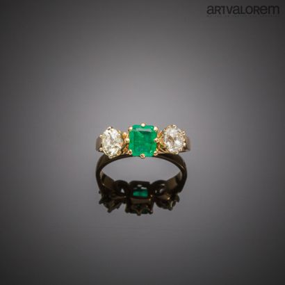null Yellow gold garter ring centered on an octagonal emerald with two old-cut diamonds...
