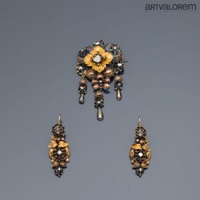 null Half set of yellow gold, silver and rose-cut diamonds with chiseled decoration...