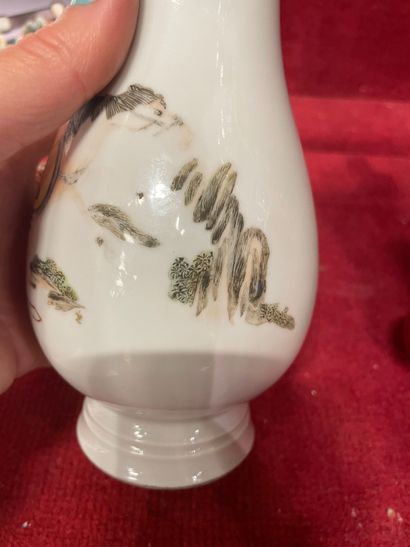 null CHINE, fin de la dynastie Qing, circa 1900. 

Lot comprenant: un vase sur talon...
