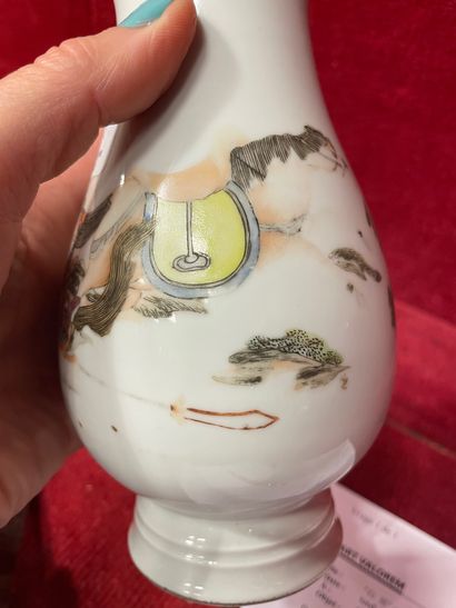 null CHINE, fin de la dynastie Qing, circa 1900. 

Lot comprenant: un vase sur talon...