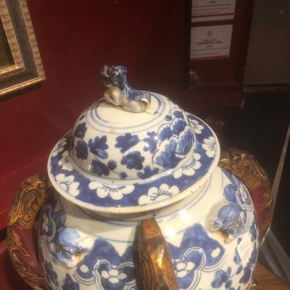 null CHINE XIXème siècle

Lot de deux porcelaines bleu et blanc :

Potiche avec couvercle...