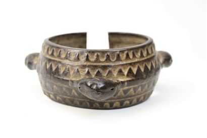 null EBRIE (Ivory Coast)

Bracelet with bells finely decorated with waves and chevrons

L....