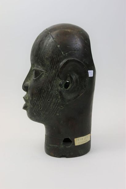 null IFE, NIGERIA, 20th century

Oni head in bronze, the face covered with vertical...