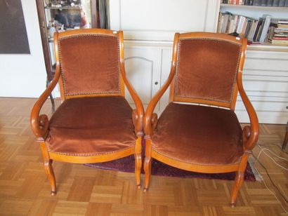null Pair of wooden armchairs, armrests finished in a scroll, front legs in a shank,...