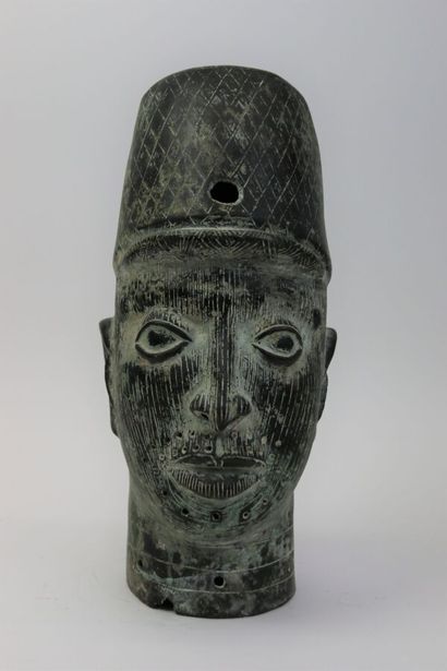 null NIGERIA, 20th century

Head of a male dignitary in bronze, the face covered...