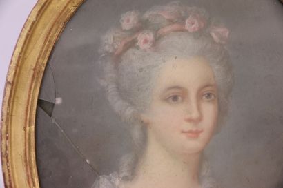null École française XVIIIe siècle 

Portrait de femme 

Pastel sur papier ovale...