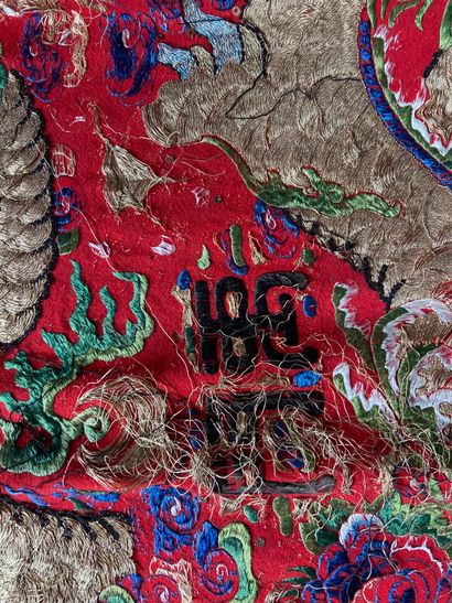 null CHINA, 20th century

Embroidered fabric with a dragon and small mirrors on the...