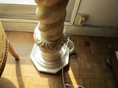 null Salomonic column in white marble, two rings carved with acanthus leaves. 

H....