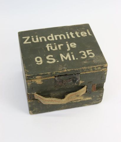 null Boîte en bois peint portant l'inscription "Zundmittel für je 9 S. Mi. 35". 

Allemagne,...