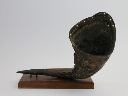 null CAMEROON, BAMILEKE 

Libatory cup carved in a buffalo horn with bas-reliefs...