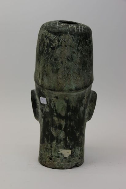 null NIGERIA, 20th century

Head of a male dignitary in bronze, the face covered...