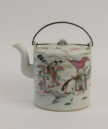 null CHINA, Minguo period (1912-1949). 

Two enameled porcelain teapots. 

One decorated...