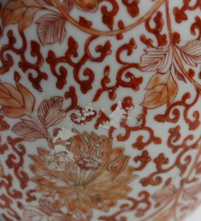 null CHINA, 20th century 

Porcelain ovoid vase decorated with chrysanthemums and...