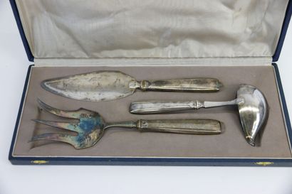 null A fish serving set and a sauce spoon, handles in 925°/°° silver and ends in...