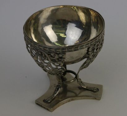 null Tripod cup out of silver plated metal resting on feet claws, mounting openwork...