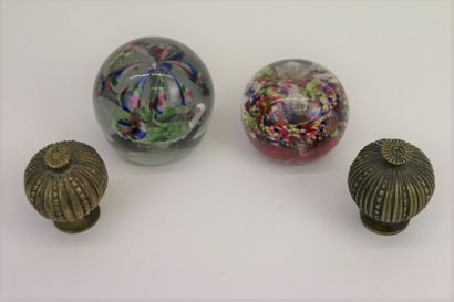 null 
Deux boules presse-papier en verre soufflé à décor floral polychrome et inclusions...