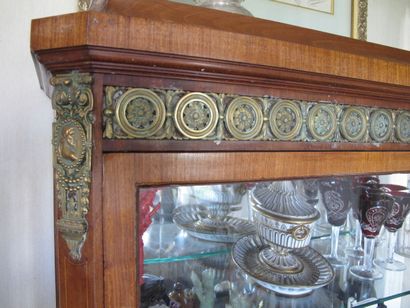 null Veneer display case, with marquetry decoration of rhombuses, uprights with cut...