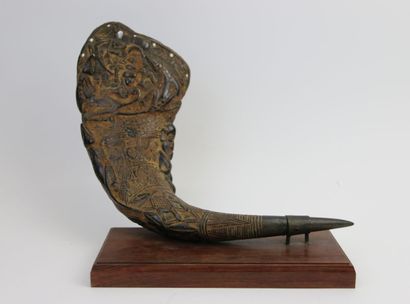 null CAMEROON, BAMILEKE 

Libatory cup carved in a buffalo horn with bas-reliefs...