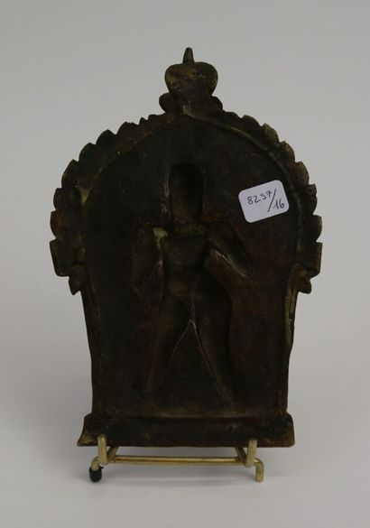 null INDIA, 20th century

Plate decorated with a deity in relief.

H. 19.5 cm x 13...