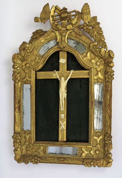 null Crucifix dans un cadre en bois doré mouluré à parecloses, décor de fleurs (nombreux...