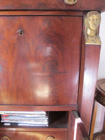 null Mahogany veneered desk, sheath-shaped upright finished with busts of women in...