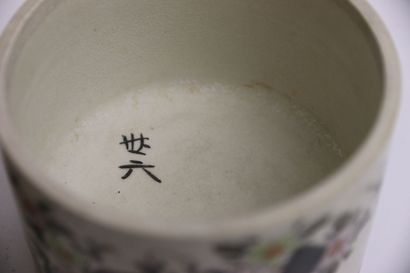 null JAPAN, 20th century

Two enamelled porcelain ashtrays with Satsuma decoration...