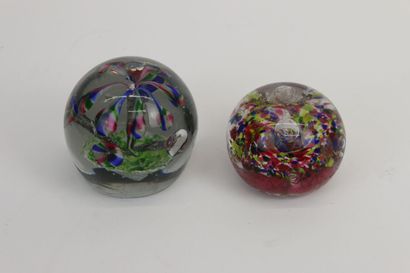 null 
Deux boules presse-papier en verre soufflé à décor floral polychrome et inclusions...