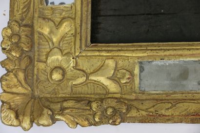 null Crucifix dans un cadre en bois doré mouluré à parecloses, décor de fleurs (nombreux...