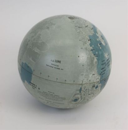 null Globe lunaire en tôle imprimée. 

Fabriqué par Reploqle Globes, Inc.
