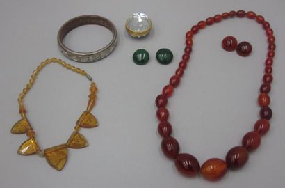 null Lot de bijoux fantaisies: clips, collier en ambre, bracelet Rykiel, porte photo...