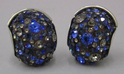 FABRICE à Paris Paire de clips d'oreille de forme bombée ornée de pierres bleues....