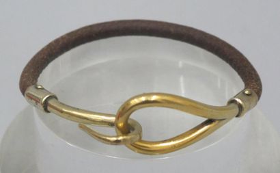 Hermès à Paris Bracelet en cuir modèle "Jumbo" attache en métal plaqué or.