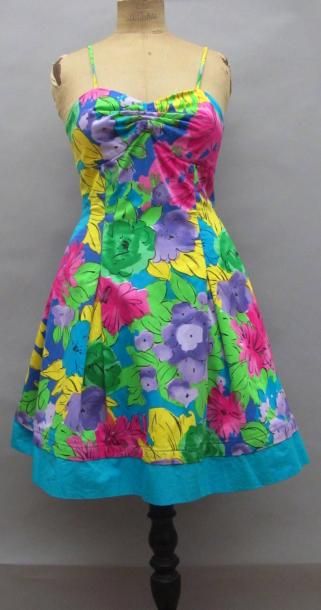 DIOR 2 Petite robe bustier à bretelles en satin de coton à motifs de fleurs polychrome....