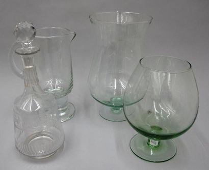 null Une carafe en verre, un pichet en verre, deux vase en verre.