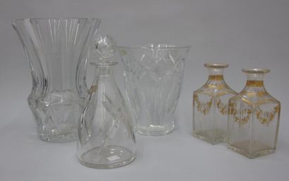 BACCARAT Deux vases en cristal taillé, Ht: 27 et 21 cm. On y joint une carafe en...