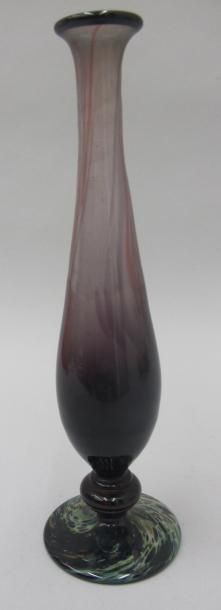null Art Verrier Saint Louis. Vase soliflore en verre violet et socle moiré. Hauteur:...