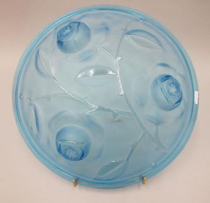 null Suspension ronde en verre moulé sablé bleu à décor de roses. Diam: 36 cm.