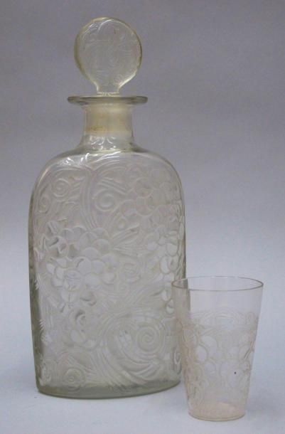 R. Lalique Une carafe et son gobelet à décor de raisins en verre blanc moulé pressé...