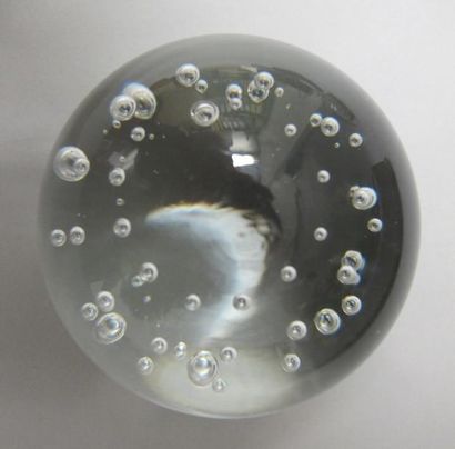 null Presse papier en verre transparent à décor de bulles. Diamètre: 8,5 cm